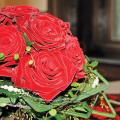 Rote Rosen auf dem Hotelzimmer von Schloss Garvensburg
